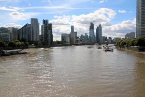 una vista del río támesis en londres foto