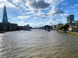 una vista del río támesis en londres foto