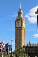 una vista de las casas del parlamento en londres foto