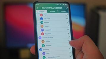 homem caucasiano fazendo um pagamento com criptomoeda bitcoins usando seu smartphone. design de interface de aplicativo personalizado. filmagem editada em 4k uhd raw video