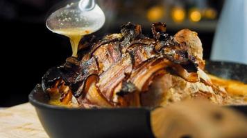 lombo de porco envolto em bacon assado na receita de cidra de maçã. carne de porco cozida em uma panela de grelhar video