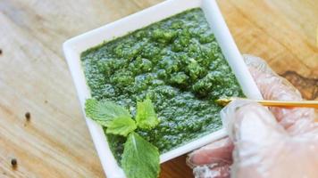 verde adjika preparato a partire dal menta e caldo Pepe. tradizionale georgiano cucina video