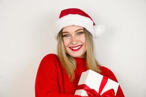 navidad santa sombrero mujer retrato con regalo de navidad. niña feliz sonriente sobre fondo blanco.banner de copyspace foto