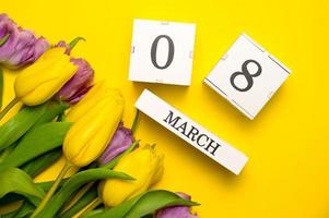 Concepto de 8 de marzo. coloridos tulipanes en amarillo púrpura. día Internacional de la Mujer foto