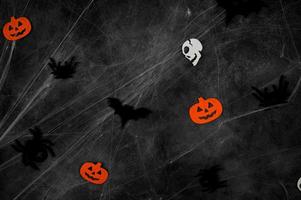 espeluznante fondo de halloween con murciélagos, arañas, calaveras y telarañas. foto