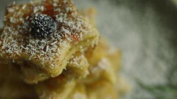 vierto miel en el árbol de navidad. tostadas francesas árbol de navidad ambiente festivo. video