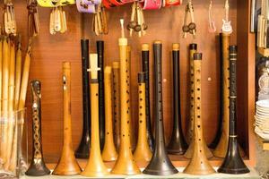docenas de flautas de madera hechas a mano en exhibición foto