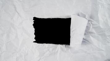 horizontaal gescheurd papier hou op beweging voor kopiëren ruimte. gescheurd papier animatie voor video effect bedekking