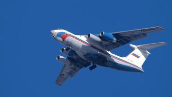 novosibirsk, rússia, 29 de março de 2020 - cargueiro aéreo rosgvardia il 76 ra 76804 aproximando-se de novosibirsk antes de pousar no aeroporto de tolmachevo