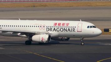 hong kong novembre 10, 2019 - airbus a320 dragonair B hsg girare pista di decollo prima partenza a partire dal chek giro kok internazionale aeroporto, hong kong,. video