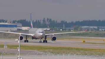 Moscou, Federação Russa, 29 de julho de 2021 - aeronaves de passageiros Airbus A330 da Aeroflot Airlines táxis após o pouso ou antes da partida no Aeroporto Internacional de Sheremetyevo, Moscou Svo video