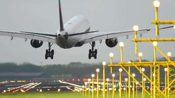 amsterdam, die niederlande 28. juli 2017 - rückansicht, passagier airbus a330 von delta air landung und bremsung am flughafen schiphol. tourismus- und reisekonzept video