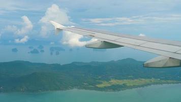 vista aérea sobre as ilhas no mar de andaman, perto de phuket, parte sul da tailândia, vista do avião video