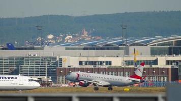 frankfurt am main, alemanha, 19 de julho de 2017 - austríaco embraer 195 oe lwa pousando no aeroporto internacional de frankfurt. video