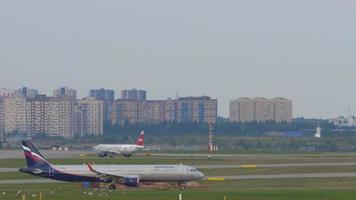 moscou, fédération de russie 12 septembre 2020 - aeroflot airbus a320 roulant jusqu'à la piste pour partir de l'aéroport international de sheremetyevo. video