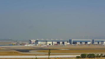 hong kong 09 de noviembre de 2019 - lapso de tiempo del aeropuerto internacional de hong kong chek lap kok, vista desde la isla de lantau video