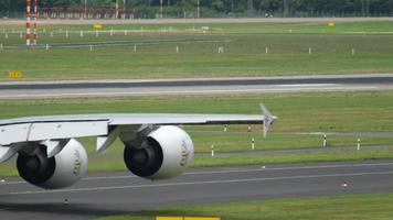 Dusseldorf, Alemanha, 23 de julho de 2017 - emirates airbus a380 a6 eob taxiando antes da partida. aeroporto de Düsseldorf, Alemanha video