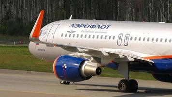 moscú, federación rusa 29 de julio de 2021 - primer plano, el avión está rodando. pasajeros airbus a320 de aeroflot airlines taxis en la pista de aterrizaje en el aeropuerto internacional de sheremetyevo, moscú svo video