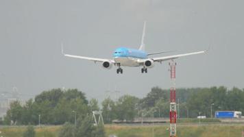 Amsterdã, Holanda, 27 de julho de 2017 - aviões a jato de passageiros boeing 737 da klm pousando e freando no aeroporto de schiphol, amsterdã. chegada da aeronave civil video