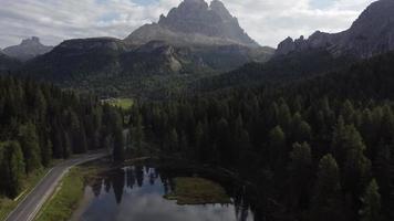 lago antorno e picos de tre cime di lavaredo reflexo na vista aérea das dolomitas italianas, itália