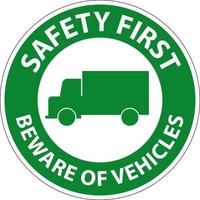 seguridad primero cuidado con los vehículos firmar sobre fondo blanco vector