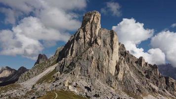 passo giau pass, ra gusela e montanha alpina averau em vista aérea das dolomitas, itália video