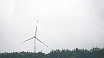 un' singolo vento turbina su montagna bordo a sinistra disposizione video