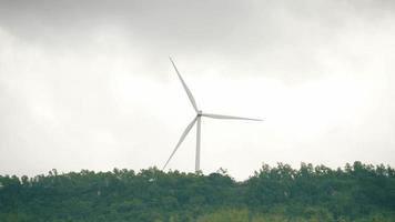 een single wind turbine Aan berg rand Bij midden- lay-out video