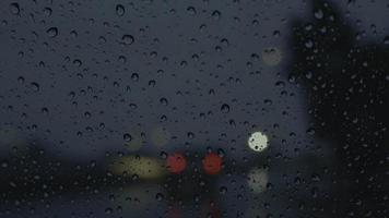 Hintergrund des Fensterautoglases während des Regensturms auf der Nachtstraße video