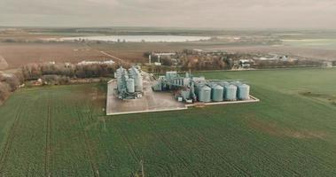 vlucht over- en antenne visie Aan agro silo's graanschuur lift Aan agro-verwerking fabricage fabriek voor verwerken drogen schoonmaak en opslagruimte van agrarisch producten, meel, granen en korrel. video