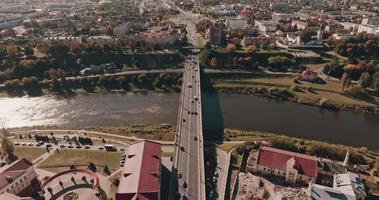 vista aérea no tráfego pesado em uma ponte com uma ampla estrada de várias pistas através de um rio largo video