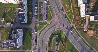 vista aérea acelerada de video 4x arriba en cruces en cruces de carreteras con tráfico pesado sobre áreas residenciales y edificios de gran altura