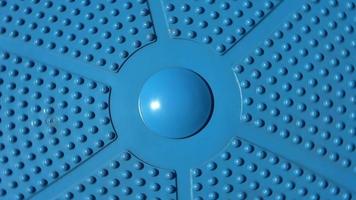 avvicinamento Visualizza di un' Filatura blu plastica disco a partire dal un' pezzo di gli sport attrezzatura nel un' parco essere ruotato nel un' cerchio. video