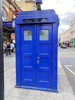 londres en el reino unido en 2022. una vista de la tardis fuera de la estación de earls court en londres foto