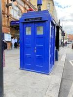 londres en el reino unido en 2022. una vista de la tardis fuera de la estación de earls court en londres foto