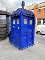 londres en el reino unido en 2022. una vista de la tardis fuera de la estación de earls court en londres foto