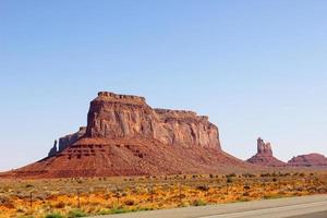 formación rocosa que sobresale del alto desierto de arizona foto