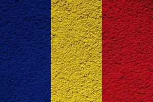bandera de rumania sobre un fondo texturizado. collage de conceptos foto