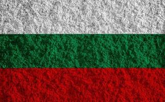 bandera de bulgaria sobre un fondo texturizado. collage de conceptos foto