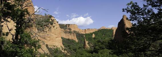 hermoso paisaje en las medulas. colinas rojas. foto