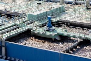 balsas de tratamiento de aguas residuales de plantas industriales foto