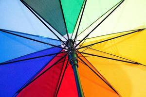 segmentos de un hermoso paraguas de varios colores foto