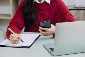 equipo de negocios presente. foto inversor profesional trabajando en un nuevo proyecto de inicio. reunión de finanzas. tableta digital computadora portátil teléfono inteligente usando, pantalla de acoplamiento de teclado en primer plano, filtro