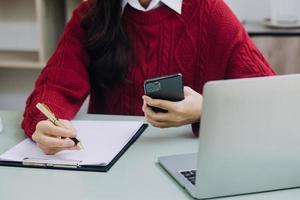 equipo de negocios presente. inversor profesional trabajando en un nuevo proyecto de puesta en marcha. reunión de gerentes de finanzas. pantalla de acoplamiento de tableta digital diseño de computadora teléfono inteligente usando, a la luz de la mañana foto