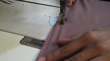Textilarbeiterin beim Nähen von Stoffen in einem Entwicklungsland video