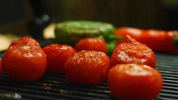 tomates a la parrilla con pimiento rojo y verde. devuelvo la parte frita video