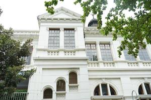 solo, indonesia - 9 de junio de 2022 edificio clásico, diseño de edificio antiguo de estilo colonial blanco en indonesia foto