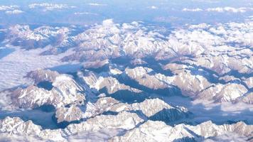 bellissimo Visualizza attraverso aereo finestra, aereo volante sopra il montagne con nuvole. Cina territorio. video