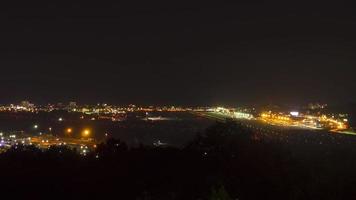 timelapse del aeropuerto con luces de aviones en movimiento que aterrizan en taxi y despegan en sochi. concepto de turismo y viajes video