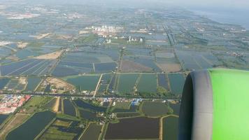 vista superior, campos y canales de agua, tierras de cultivo y agricultura. concepto de turismo y viajes video